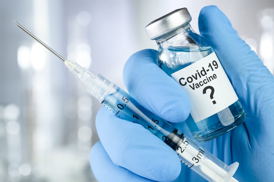 FDA admite posible relación entre vacunas COVID y 10 muertes de menores