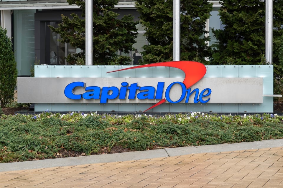 Juez de EE.UU. rechaza acuerdo millonario de Capital One con sus clientes