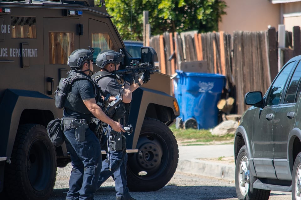 Buscan a hombre que disparó contra agentes migratorios en Chicago