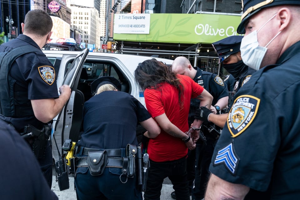 Video muestra violento operativo de ICE enmascarados en plena calle de Nueva York