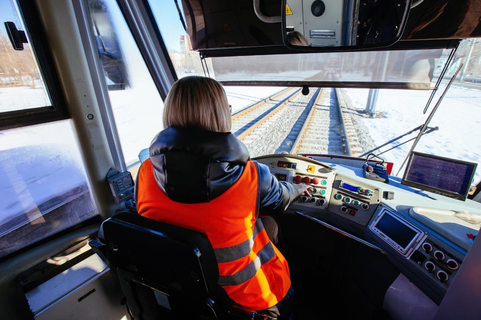 Conductora de tren dormida casi pierde el control en curva peligrosa
