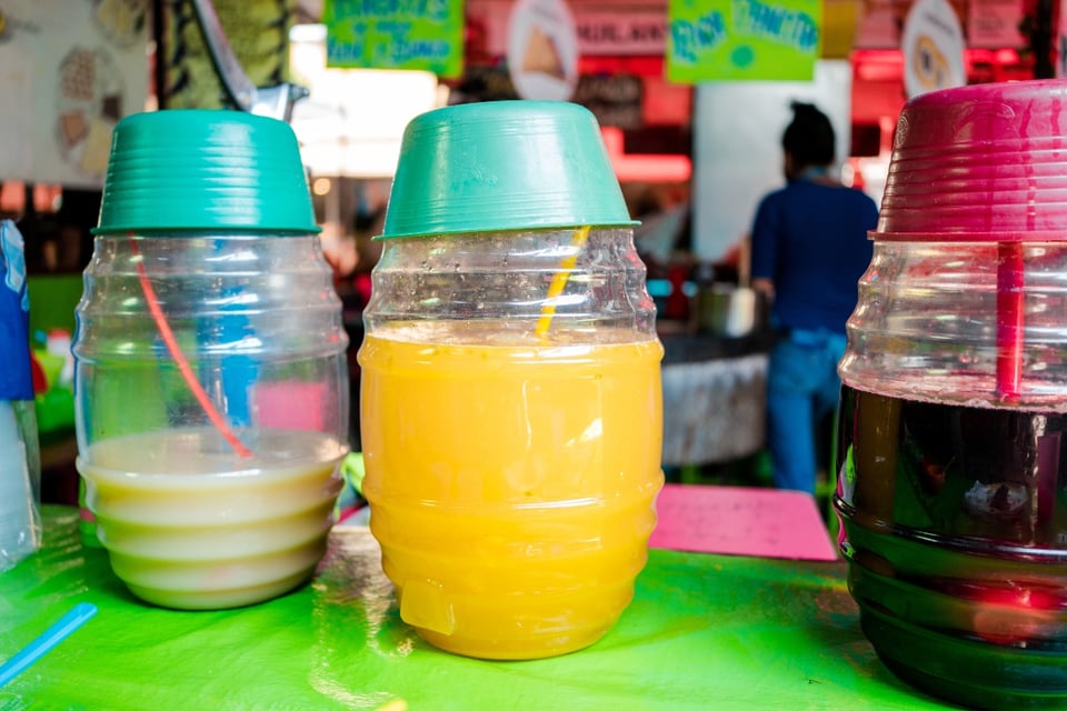 Agentes clausuran puesto de tacos de hispanos y desatan indignación por verter cloro en la comida