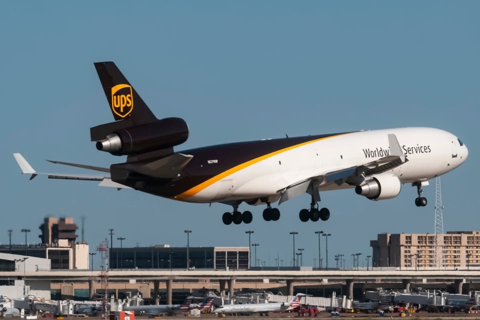 Avión de UPS se estrella tras despegar en Kentucky