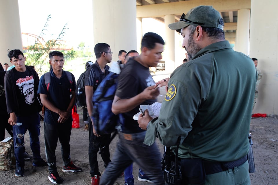 EE. UU. ordena frenar beneficios a inmigrantes