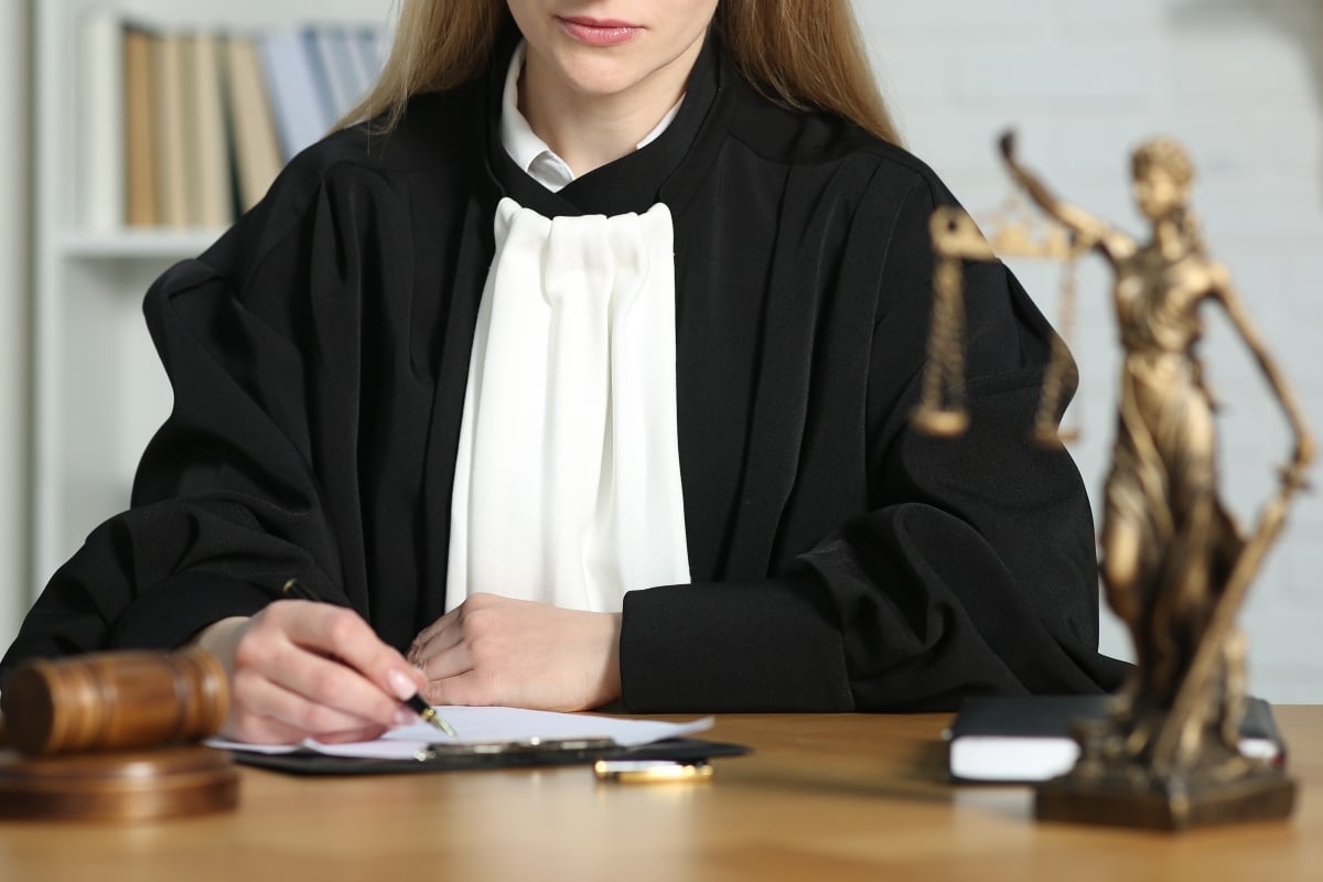 Jueza ordena liberar a adolescente detenido por ICE en trámite migratorio