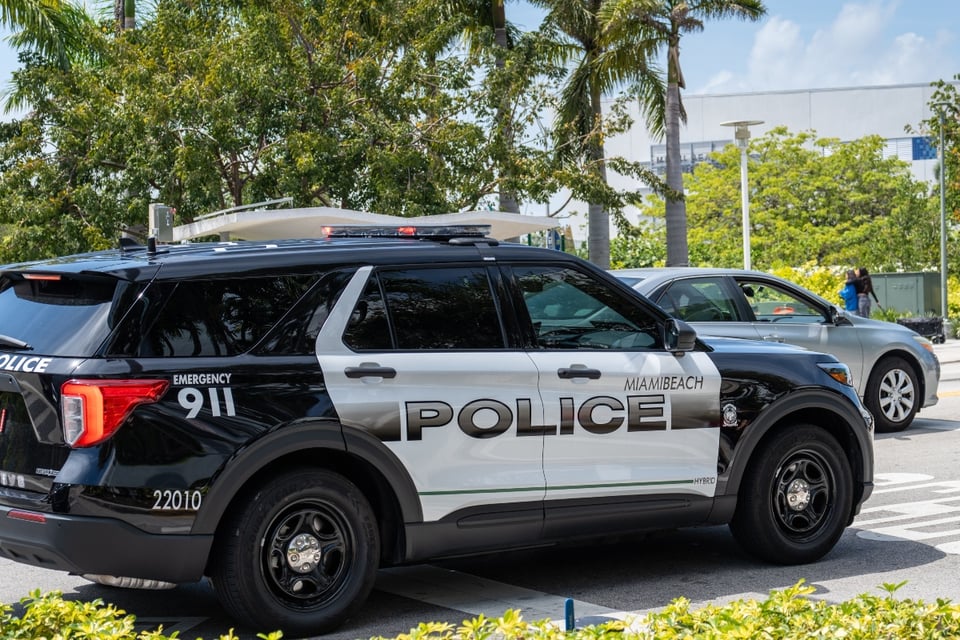 Adolescente acusada de delito grave por golpear patrulla policial