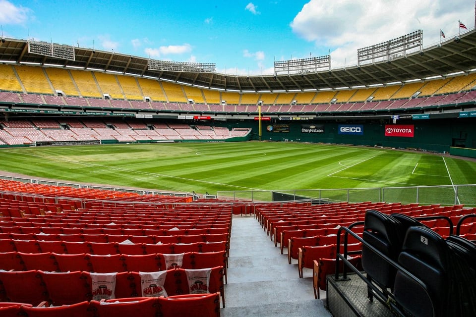 Trump quiere que estadio de los Commanders lleve su nombre