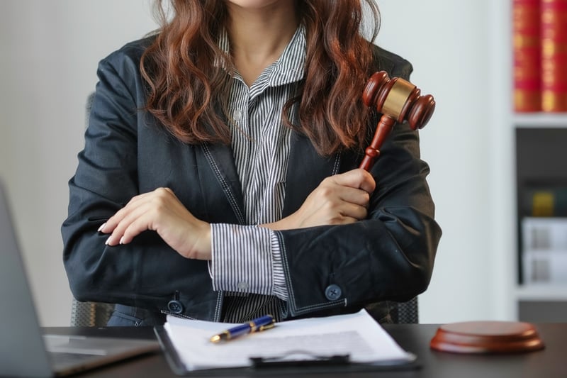 Jueza permite demanda por difamación contra exasesor de Trump featured image