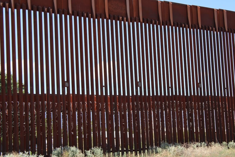 Mujeres migrantes caen desde el muro en Otay Mesa durante cruce irregular