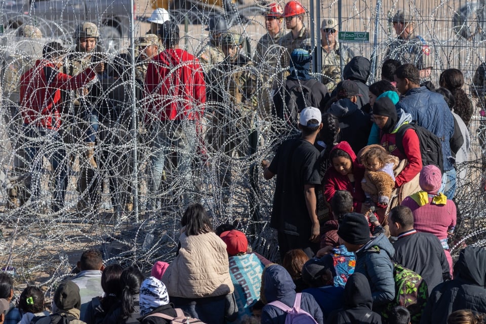 Migrantes reciben multas millonarias y generan demanda federal