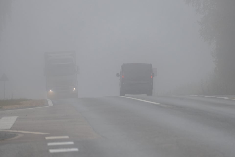 Jóvenes graban su propio choque a 200 km/h en plena neblina y sobreviven de milagro