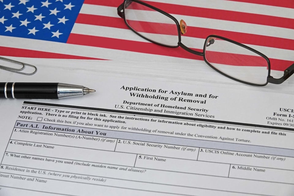 ¡Malas noticias para migrantes! USCIS detiene el asilo por orden de Trump tras tiroteo