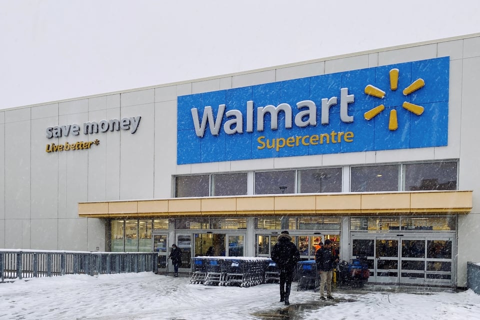 Fuerte nevada colapsa techo de Walmart y deja escenas de pánico