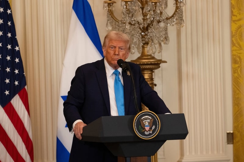Trump enfrenta demanda de restauradores por intento de pintar edificio histórico