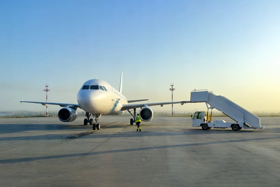 ¡Basta de vuelos que rompen familias! Sindicato exige a aerolíneas cortar con ICE y detener deportaciones crueles”