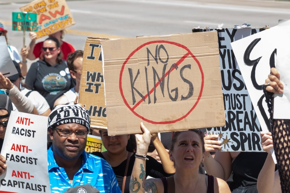 Boicot de “No Kings” apunta a Target, Home Depot y Amazon en Thanksgiving por ICE