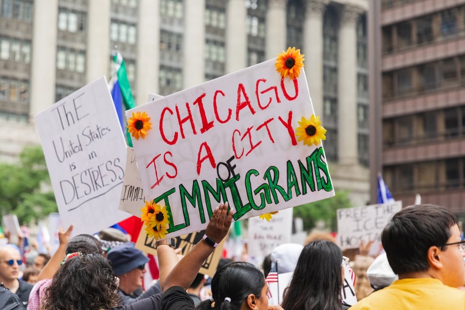 Protesta con piñata de ICE en Chicago tras redadas migratorias