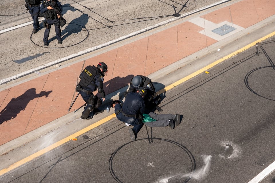 Corte de apelaciones suspende temporalmente la orden que limitaba el uso de la fuerza en redadas migratorias en Chicago