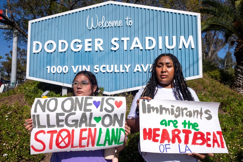 Agentes de ICE rodean el estadio de los Dodgers tras festejos del bicampeonato