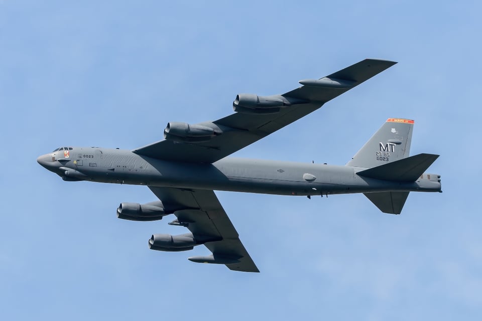 Sobrevuelo militar, B-52 escoltado por FA-18, tensión MundoNOW