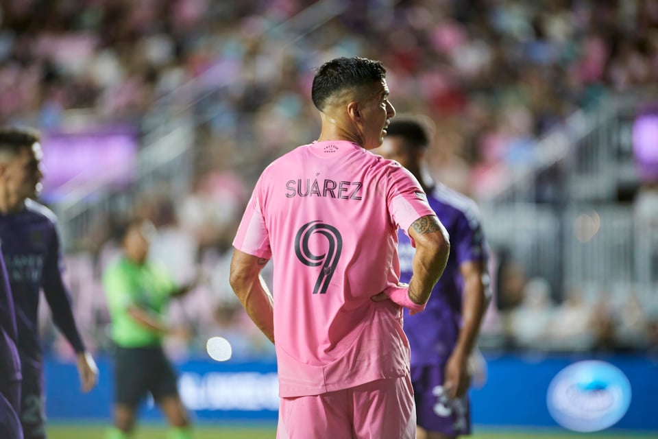 MLS sanciona a Luis Suárez por patada al hondureño Andy Najar
