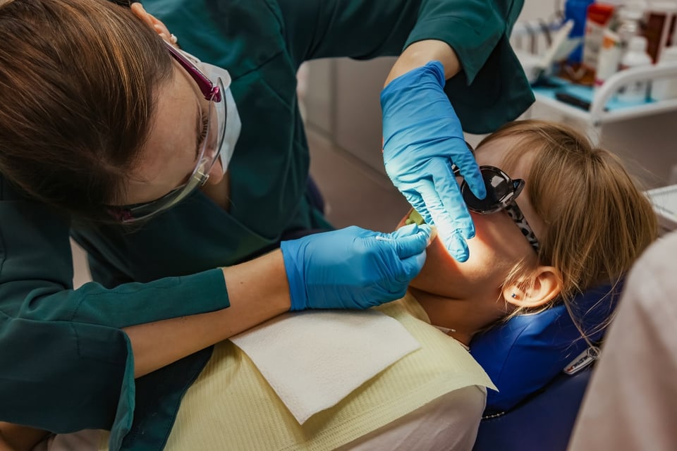 Una niña fallece después de ir al dentista y otra está hospitalizada