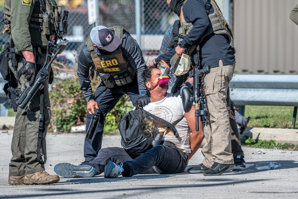 Padre mexicano es detenido por ICE frente a su hijo (VIDEO)