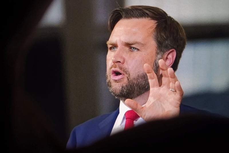 Accidente en caravana de JD Vance hiere a agente de policía