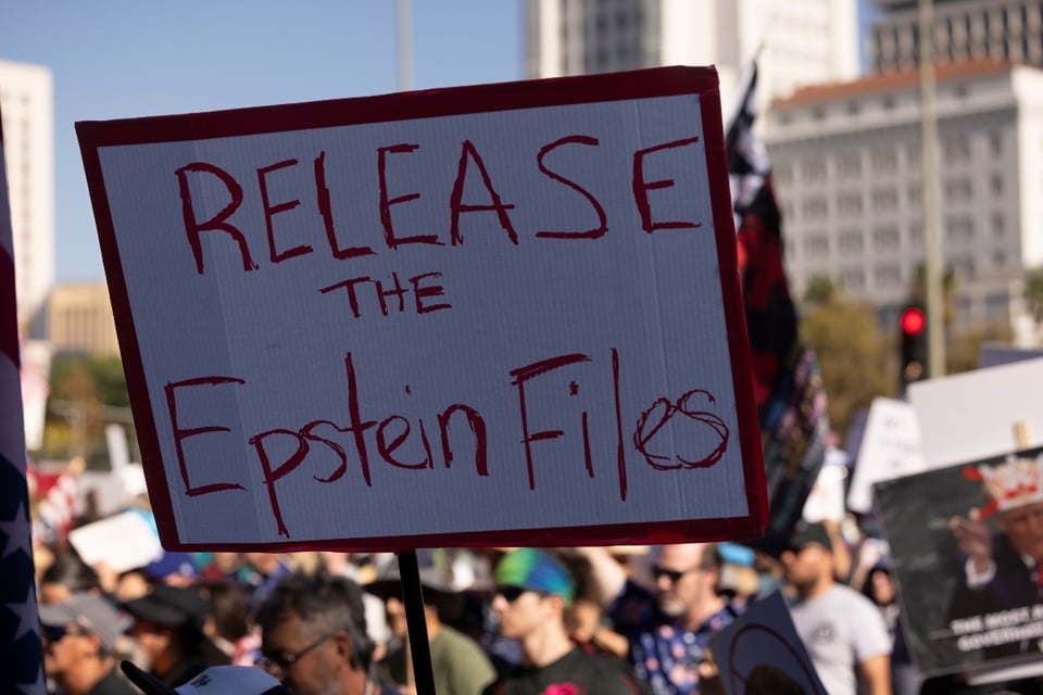 Aprueban ley para divulgar documentos del caso Jeffrey Epstein