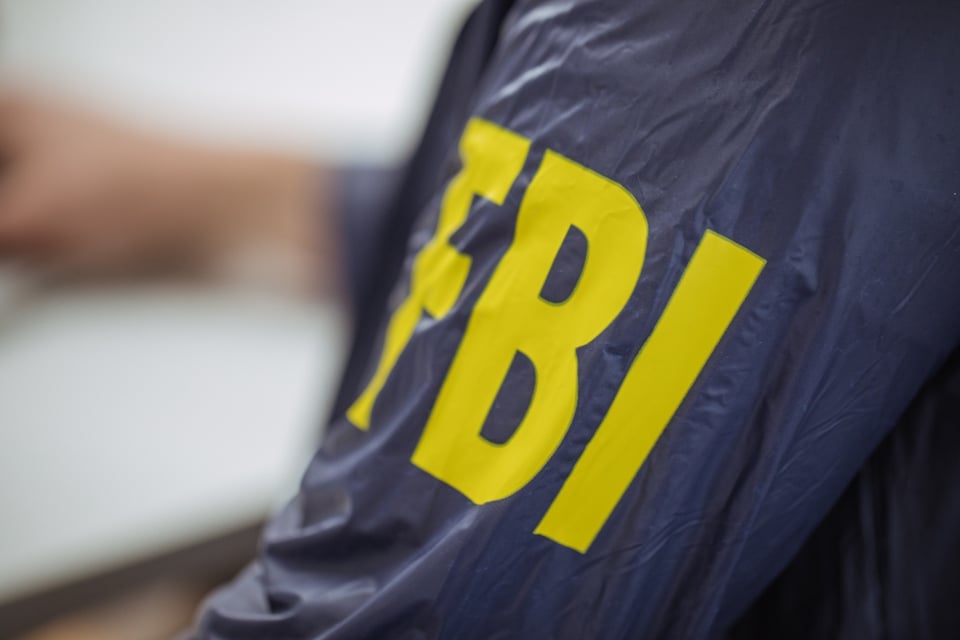 FBI detiene a dos jóvenes tras explosión en Harvard