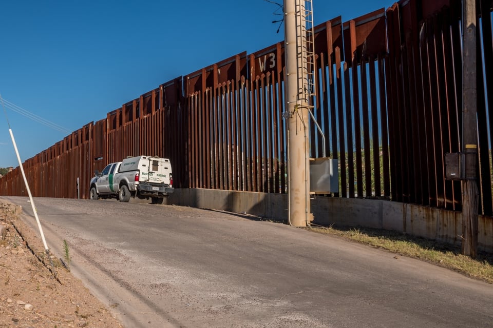 Migrante queda atrapado en alambre de púas en el muro fronterizo