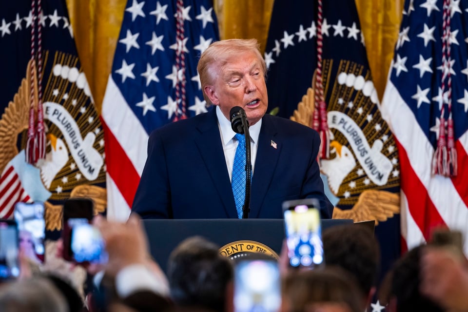 Trump instala placas polémicas en retratos de expresidentes