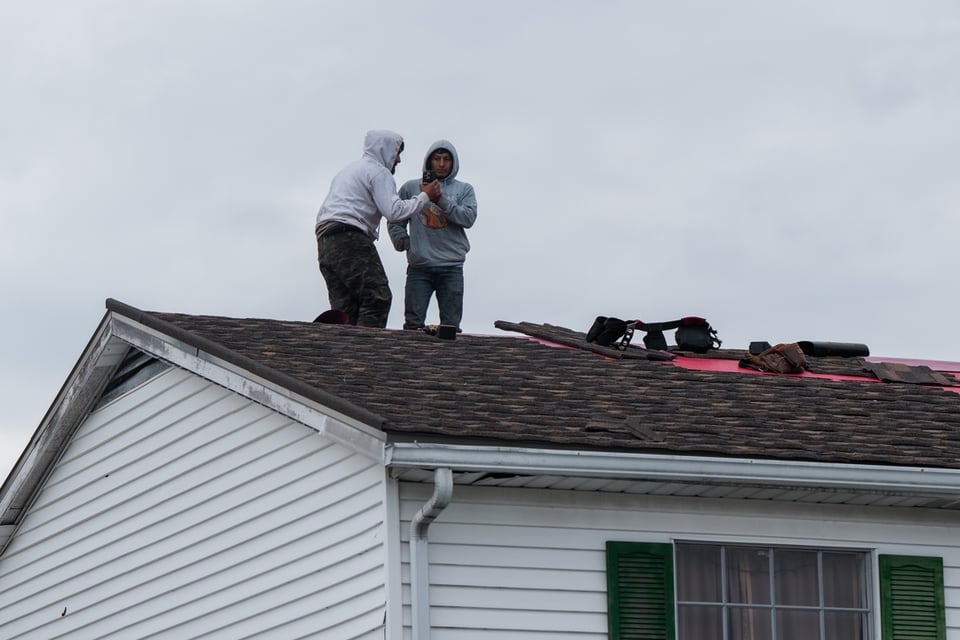 Trabajadores desafían a ICE durante operativo en construcción de viviendas featured image