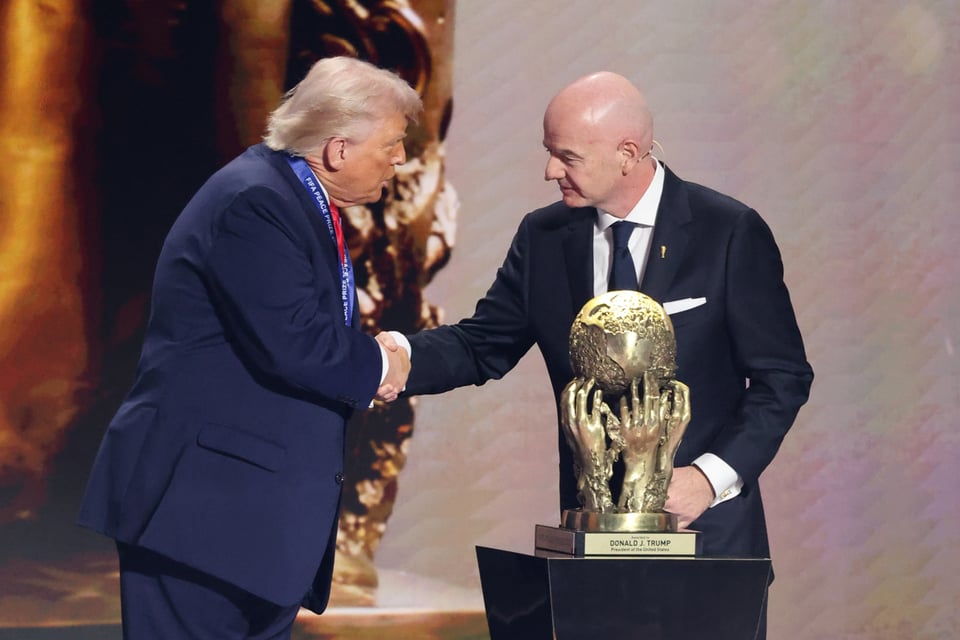 FIFA enfrenta denuncia por premiar a Donald Trump