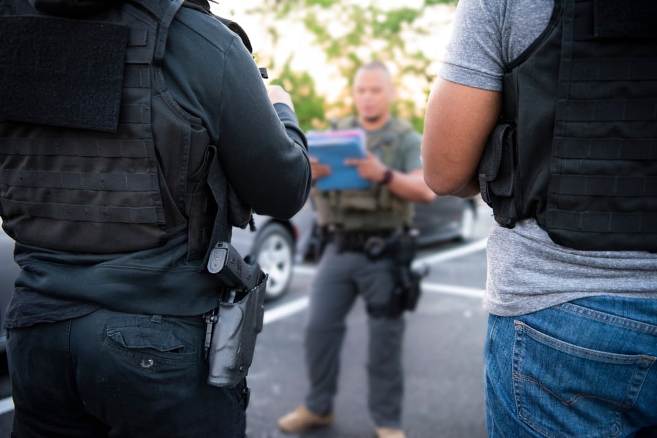 Video muestra a agentes de ICE leyendo correo ajeno frente a una casa