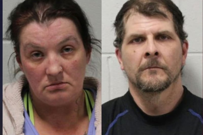 Madre y padrastro bajo arresto tras espeluznante muerte de su hija