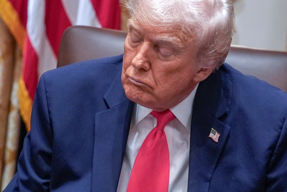Trump es captado dormitando en plena reunión del gabinete (FOTOS)