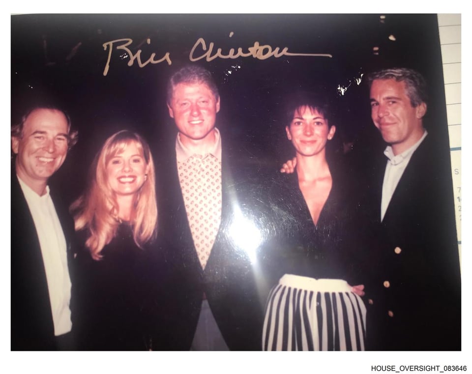 Publican más archivos de Epstein: Clinton aparece en fotos reveladas