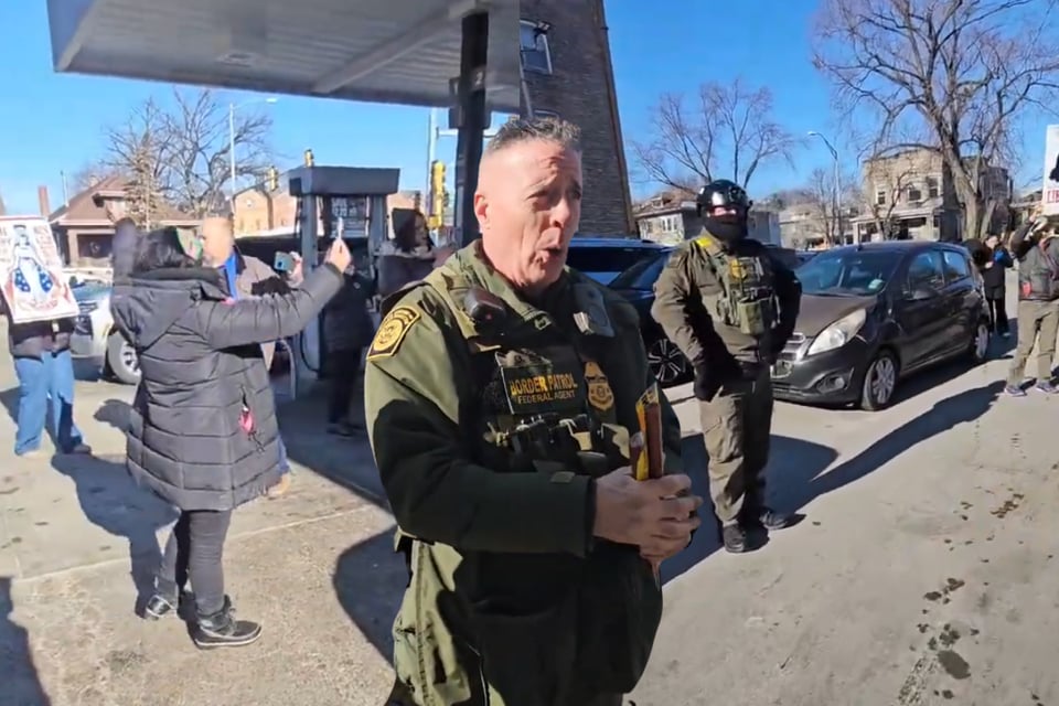 ¡LE DIJERON DE TODO! Confrontan a jefe migratorio en Chicago