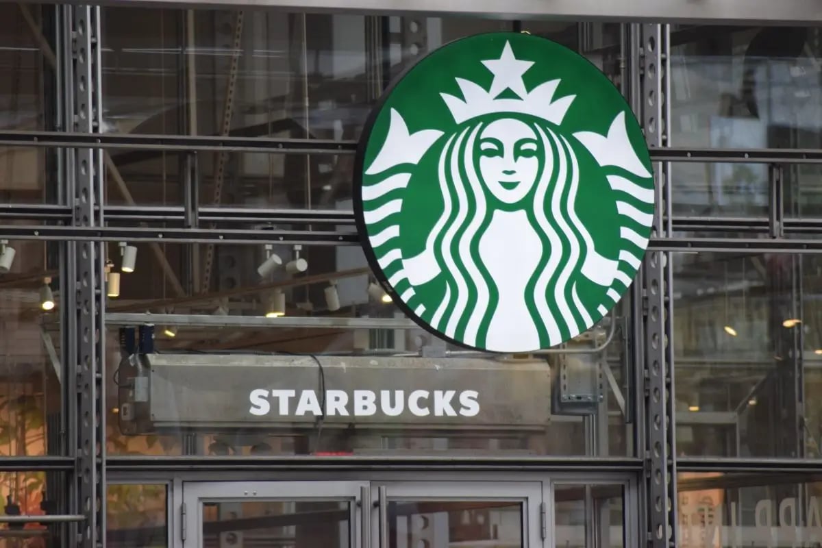 Acuerdo laboral entre Starbucks y la ciudad de NY beneficiará a más de 15.000 trabajadores