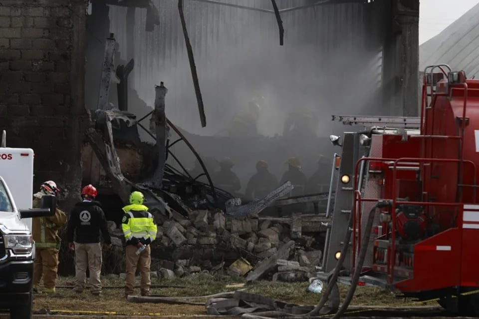 Seis muertos tras desplome de jet privado cerca del aeropuerto en Mexico