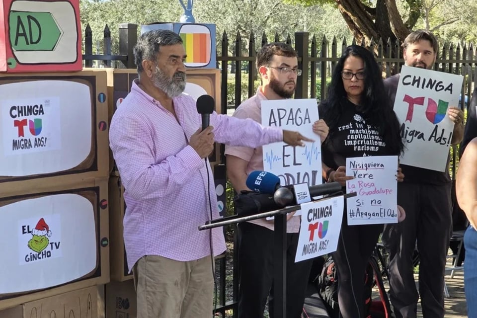 Activistas presionan a Telemundo y Univision por anuncios del ICE