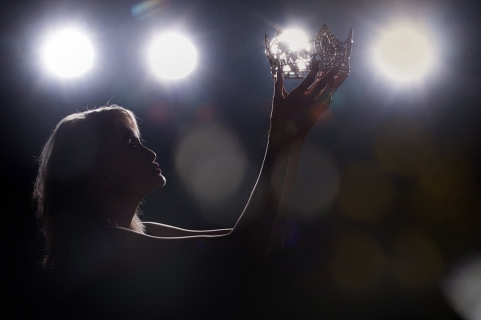 Tailandia congela los activos de la copropietaria de Miss Universo en medio de un escándalo financiero