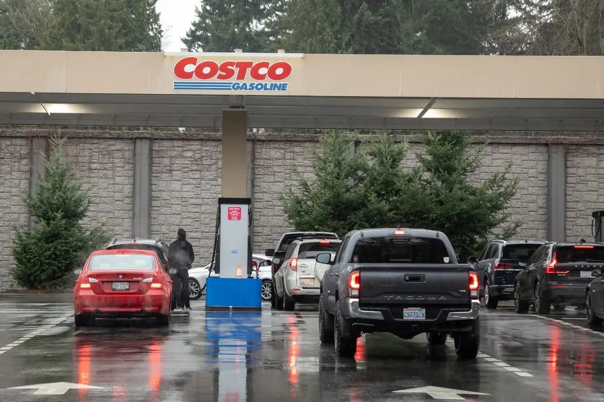 Precio promedio de gasolina bajó a $2,99 ¿seguirá bajando?