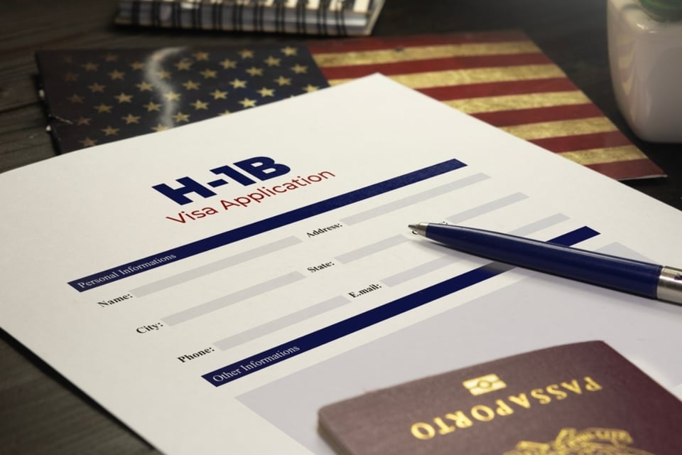 Nuevo golpe para hospitales: tarifa de visa H-1B de $100,000 de la administración de Trump desata alarma