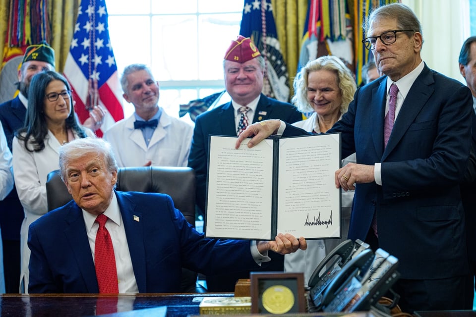 Trump va contra tratamientos de cambio de género en menores