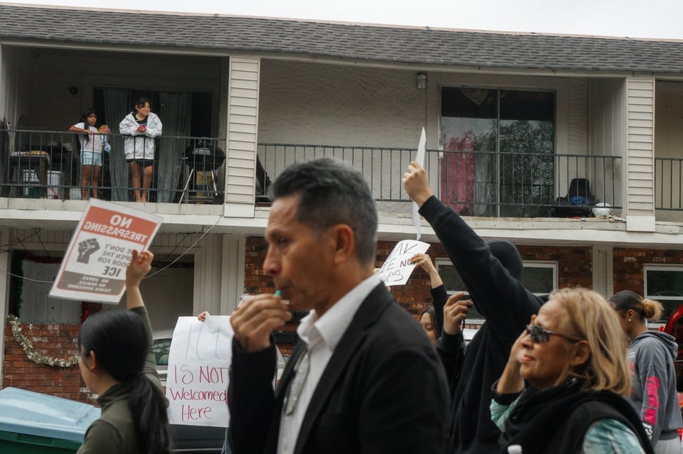 Estadounidense ofrece ayuda a sus vecinos inmigrantes en medio de la difícil situación