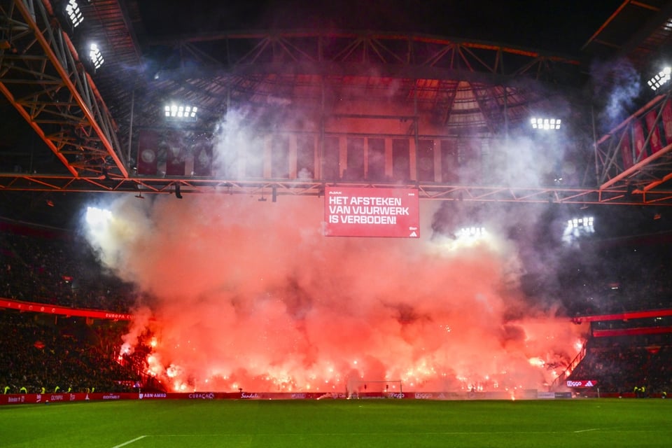 Explosiones en la cancha: partido de Ajax termina abandonado