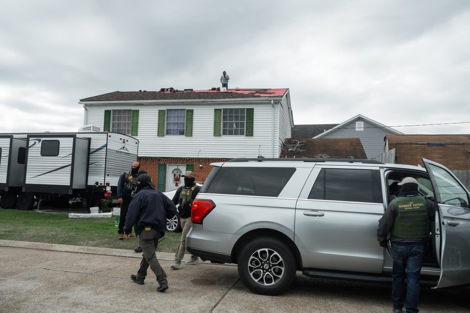 A punta de armas, ICE confirma primeros detenidos durante la Operación Catahoula Crunch