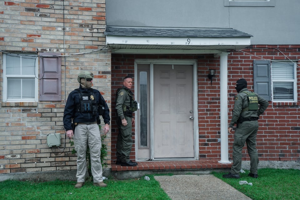 Agentes del ICE cubren una cámara de seguridad en operativo y el video se vuelve viral